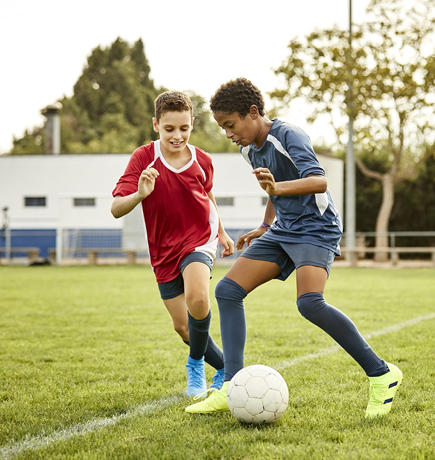 2 Teenagers spielen Fußball als AGB in Lübeck