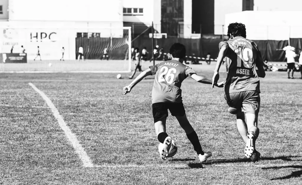 schwarz weiß Bild von Jungs, die Fußball spielen und trainieren in Lübeck