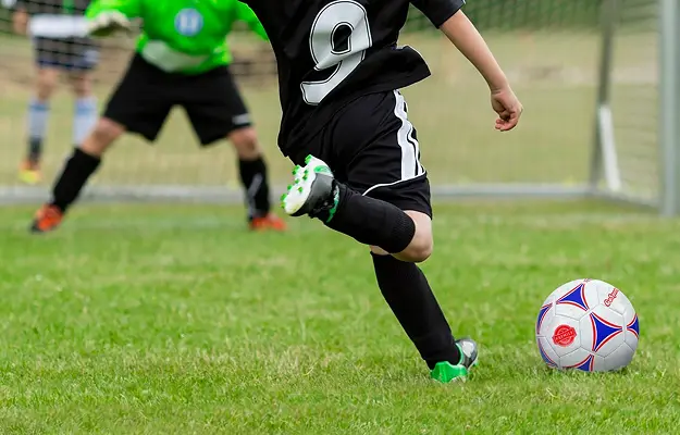 Torwart steht bereit für den Schuß des Fußballs im Torwart und Fußballcamp in Lübeck