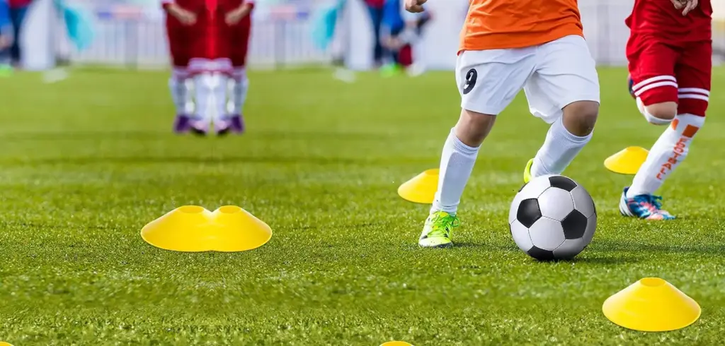 Kinder trainineren Fußball