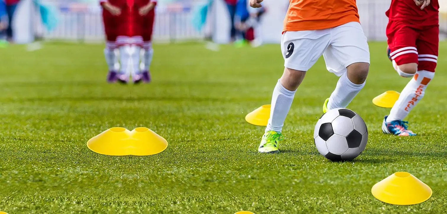 Kind spielt Fußball bei Fußballtraining für Kinder in Lübeck, Marcel Bodien