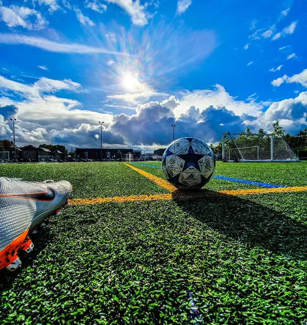 Fußball liegt auf dem Rasen in Lübeck