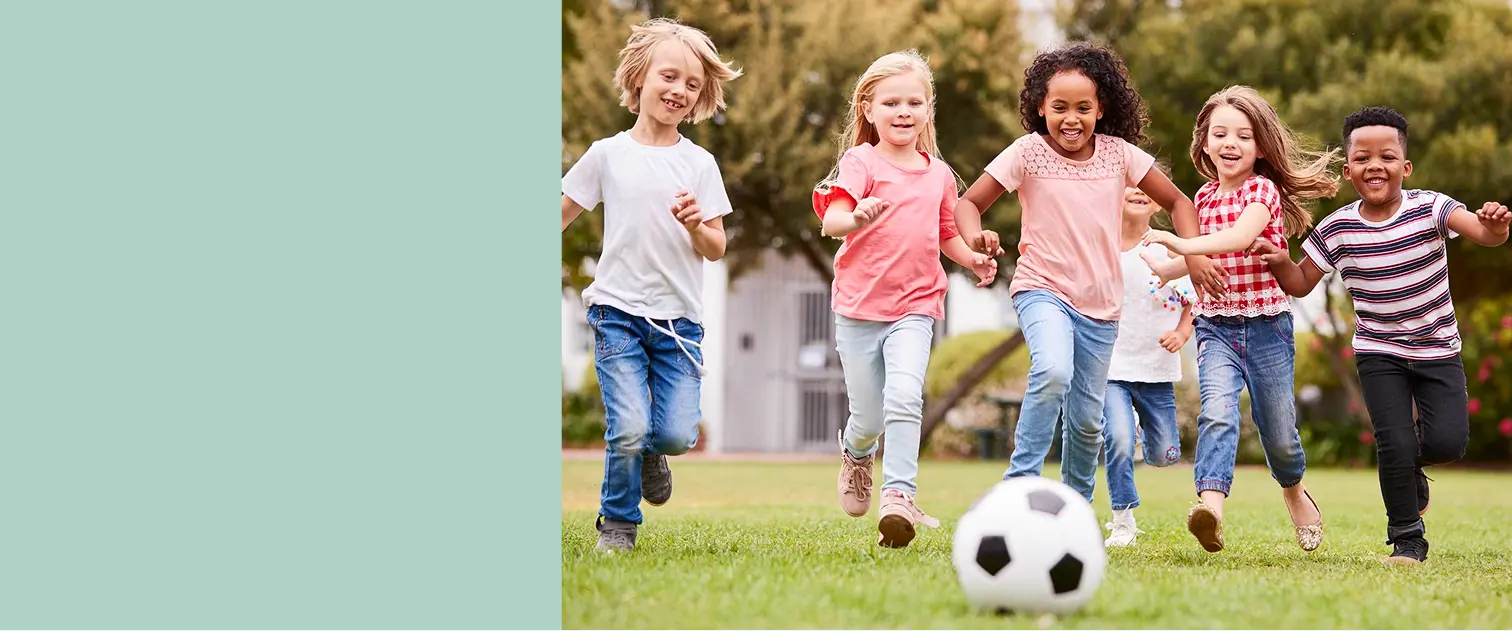 Viele Kinder spielen Fußball in Fußball-AG in der Schule in Lübeck