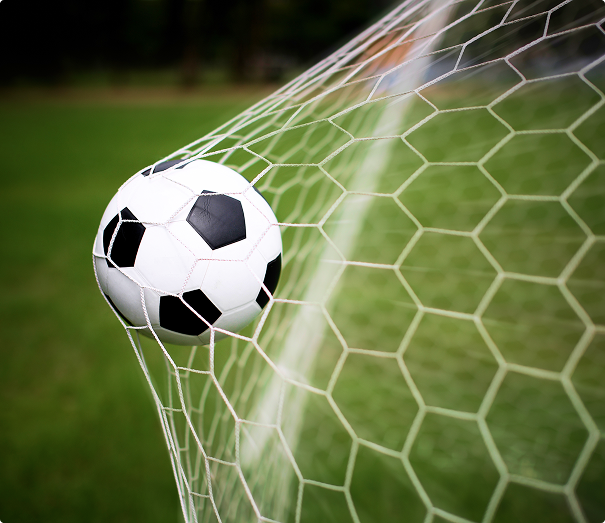 Ein Ball wurde ins Nett geschossen bei Fußballtraining