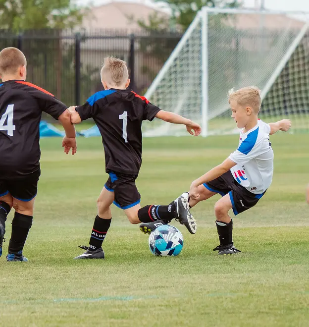 Kinder spielen Fußball, während des Fußballtrainings in Lübeck