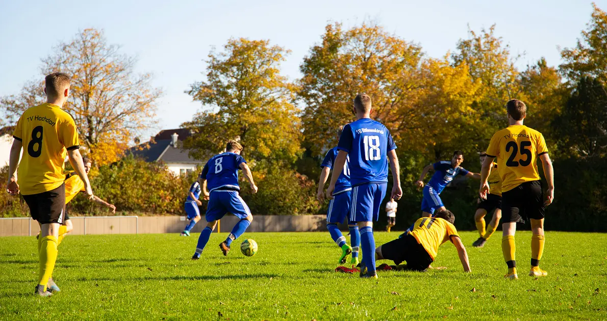 Junge Erwachsene sind im Fußballtraining in Lübeck