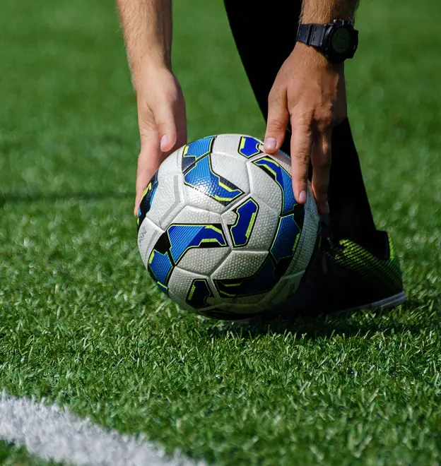 Junger Mann bereitet den Ball vor, um ein 11-Meter zu schießen.