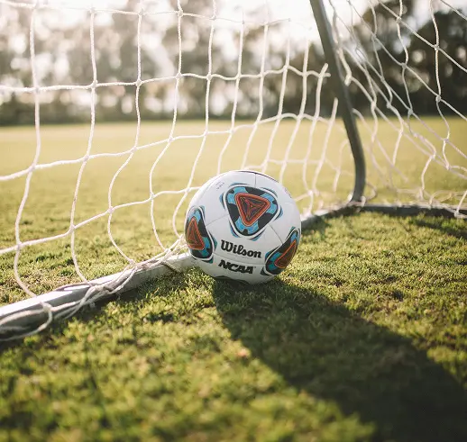Fußball im Tor in Lübeck