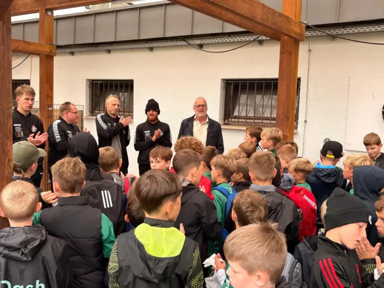 Kinder und Trainer bei der Abschlussrunde des Fußballcamps Herbst 2026 vor dem Vereinsheim