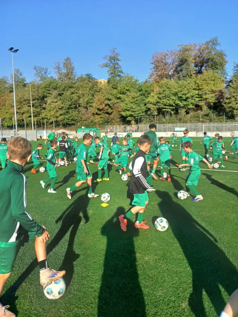 Kinder üben Dribbeln mit Ball zwischen Hütchen beim Fußballcamp Herbst 2026