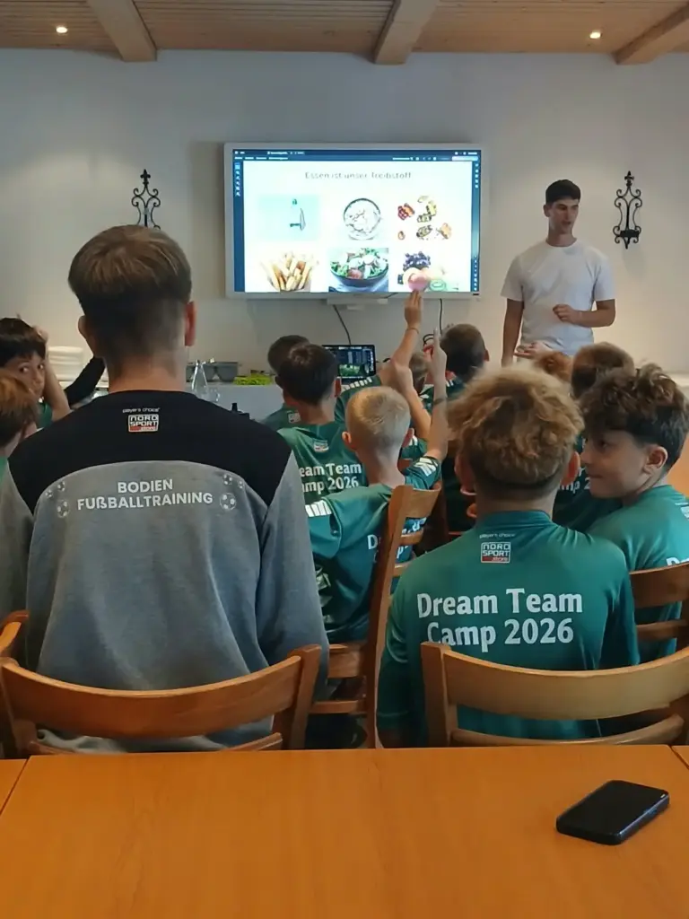 Kinder im Dream Team Camp 2026 hören im Vereinsheim einen Vortrag über Ernährung mit dem Titel „Essen ist unser Treibstoff“