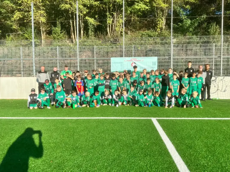 Gruppenfoto aller Teilnehmer und Trainer des Fußballcamps Herbst 2026 auf dem Platz des FV09 Schwalbach